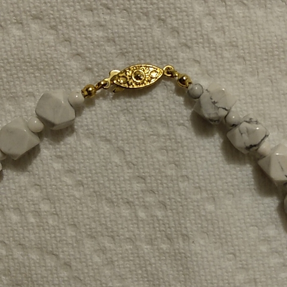 NWOT Howlite Gem Stone beaded choker necklace black white - Picture 3 of 4